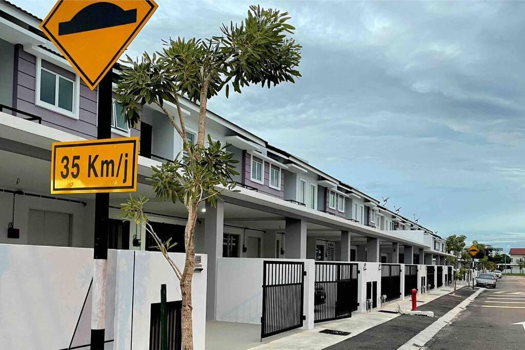 Hanan Homestay Klebang Ipoh With A View Of Mount Korbu, For Musl!M Only!! Eksteriør billede
